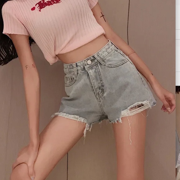 Yesstyle Heart Print Pocket Denim Shorts - Picture 2 of 9